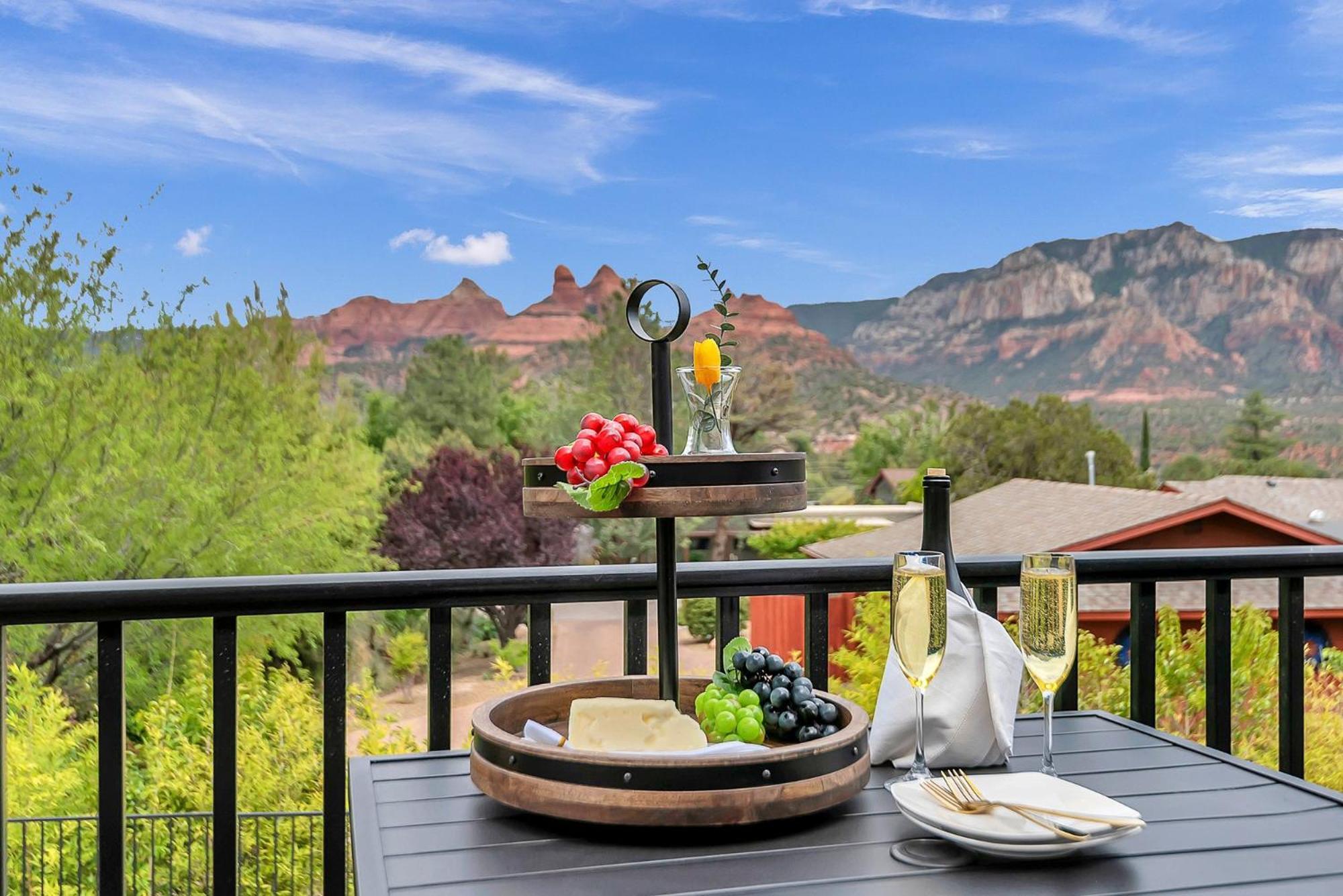 Sedona Radiance, Telescope & Stars, Grand Red Rock Views Patio Deck, Pool & Hot Tub, Fire Pit! Villa Exterior photo