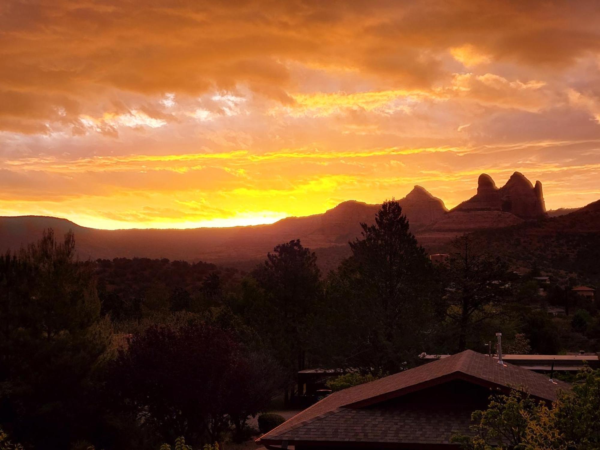 Sedona Radiance, Telescope & Stars, Grand Red Rock Views Patio Deck, Pool & Hot Tub, Fire Pit! Villa Exterior photo