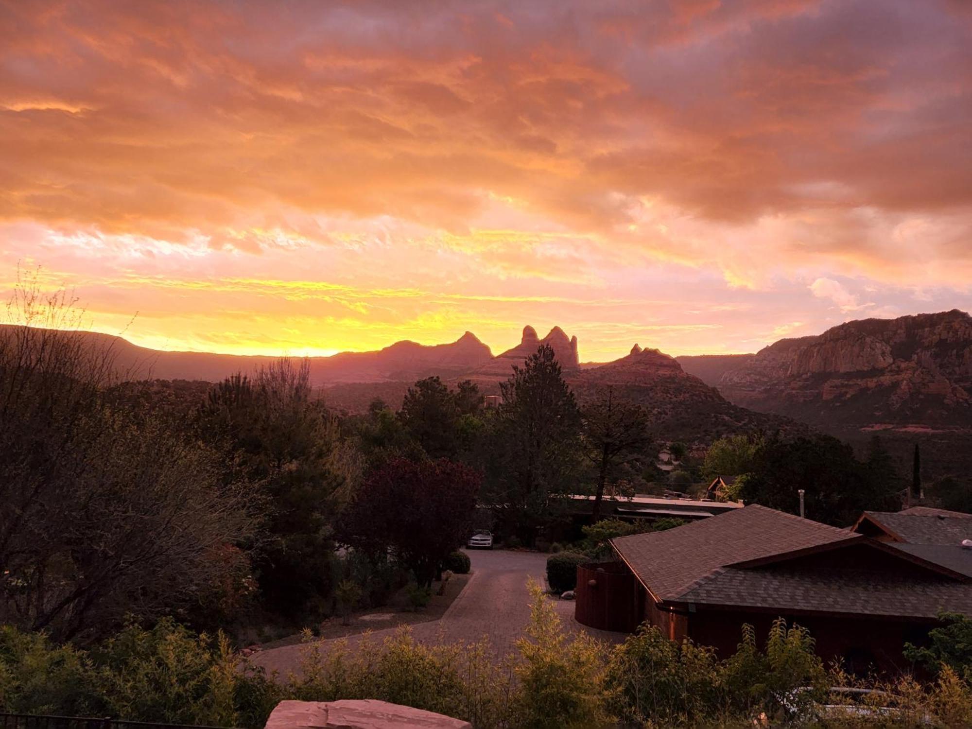 Sedona Radiance, Telescope & Stars, Grand Red Rock Views Patio Deck, Pool & Hot Tub, Fire Pit! Villa Exterior photo