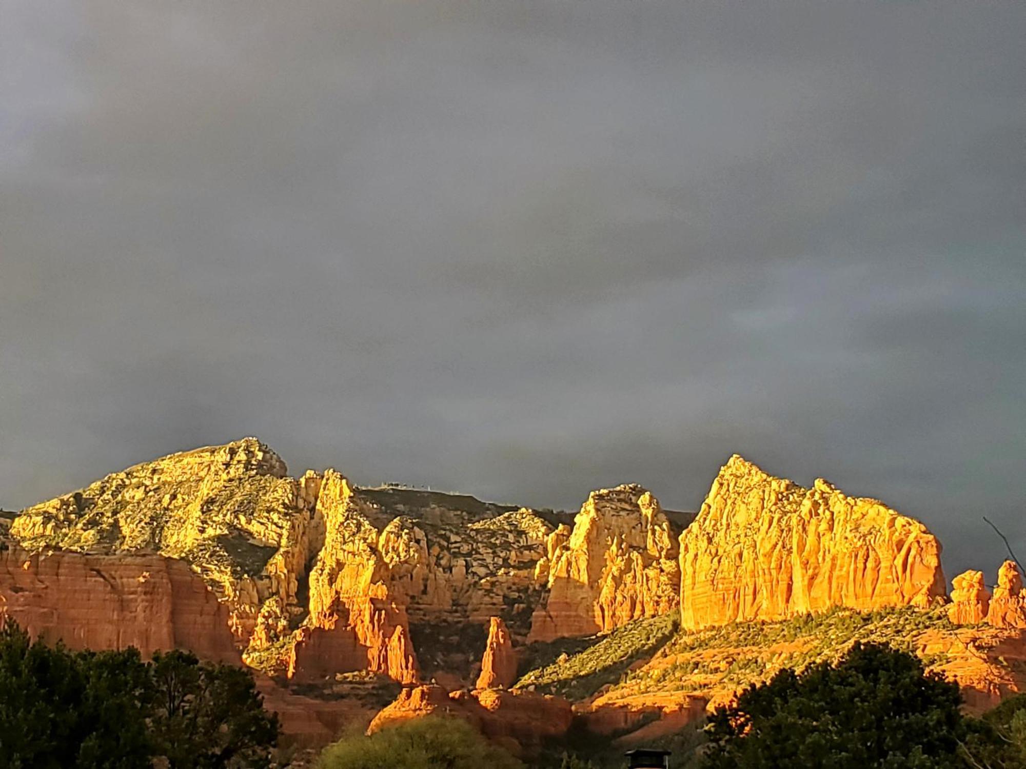 Sedona Radiance, Telescope & Stars, Grand Red Rock Views Patio Deck, Pool & Hot Tub, Fire Pit! Villa Exterior photo