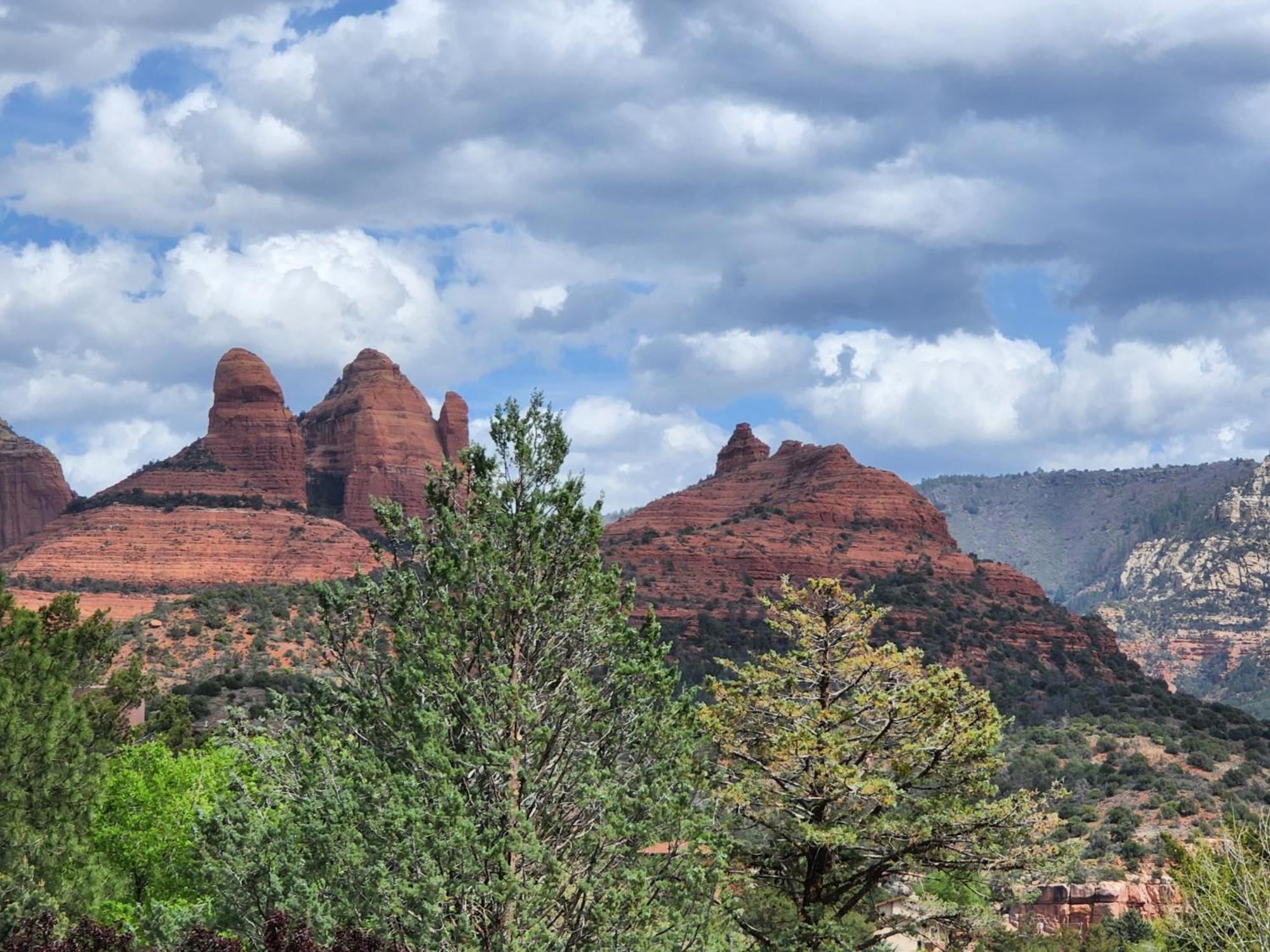 Sedona Radiance, Telescope & Stars, Grand Red Rock Views Patio Deck, Pool & Hot Tub, Fire Pit! Villa Exterior photo